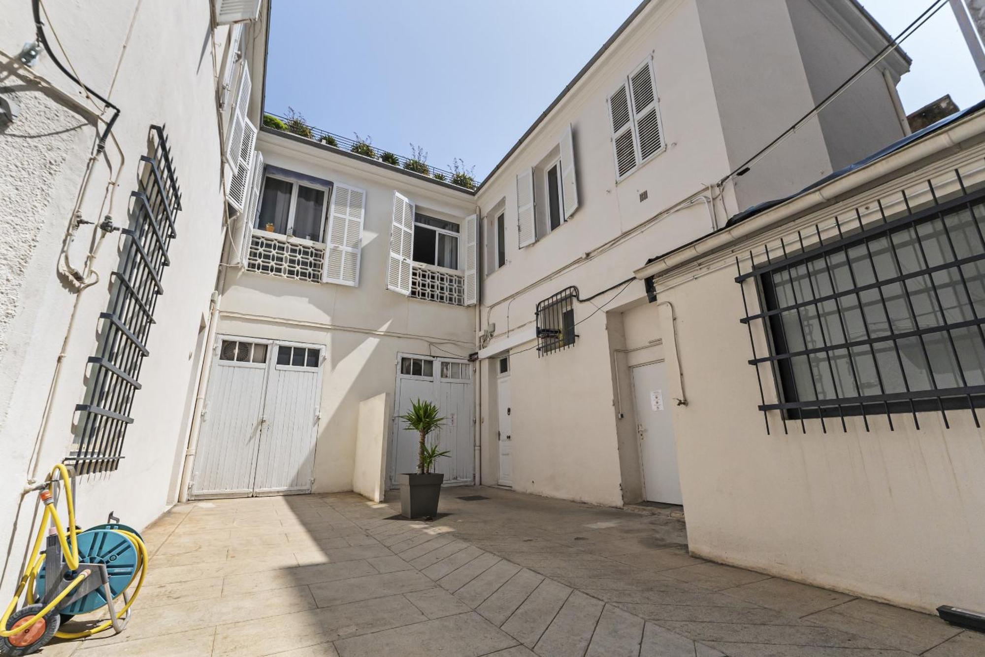 Apartment Centre De 1 Bedroom, 131 Rue D'antibes A 5 Minutes Du Palais *